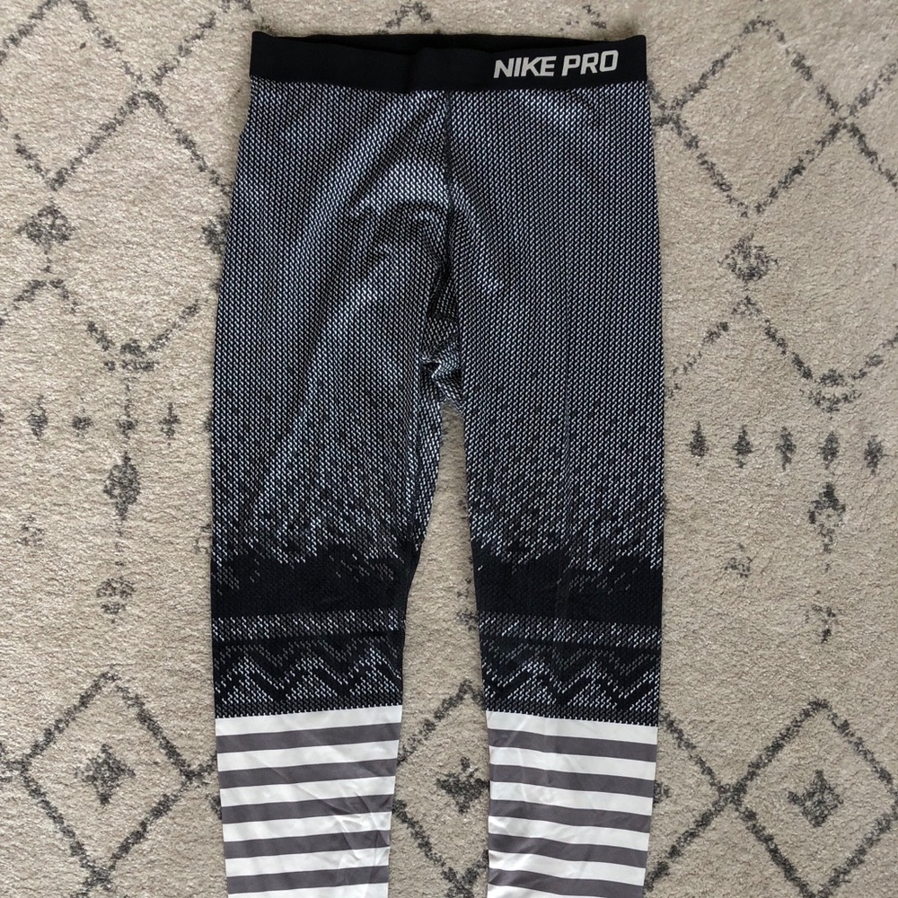 Amazing Nike Pro Leggings w color illusion - Large